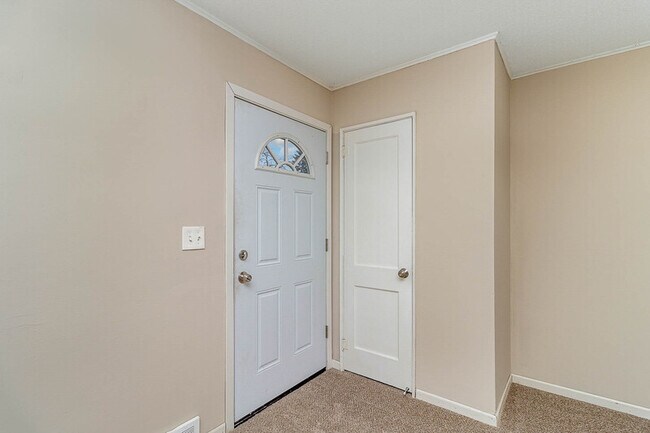 Building Photo - 5847 Quebec Ave N