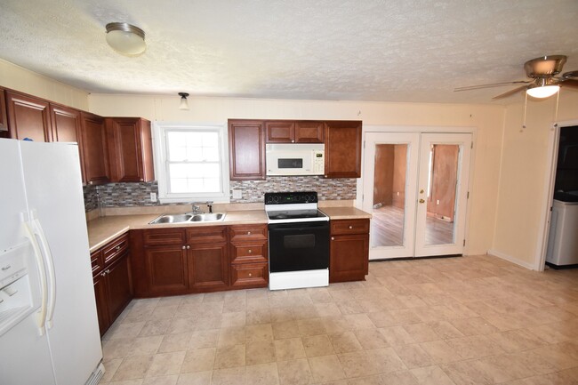 Building Photo - 3 Bedroom and 2 Bath Home