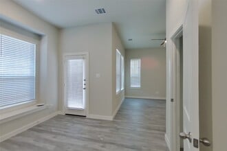 Building Photo - 9835 Willow Creek Commerce Dr
