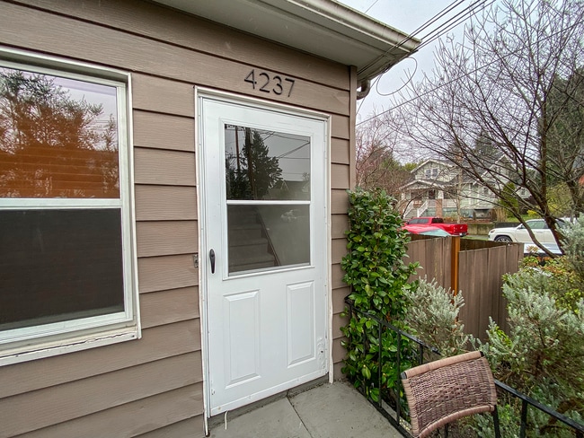 Building Photo - Lovely 1Bd + 1Ba in NE Portland!! Biker’s Paradise Near Mississippi Ave!!