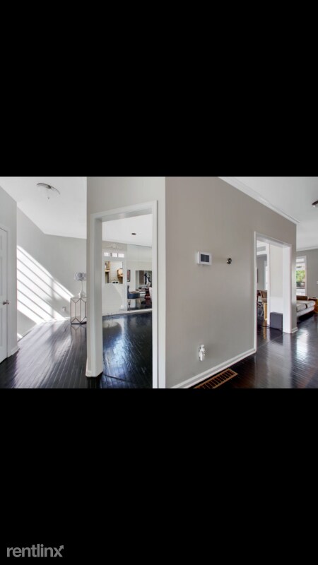 Building Photo - 3 br, 3.5 bath Townhome - 2540 OAKWOOD WAY SE