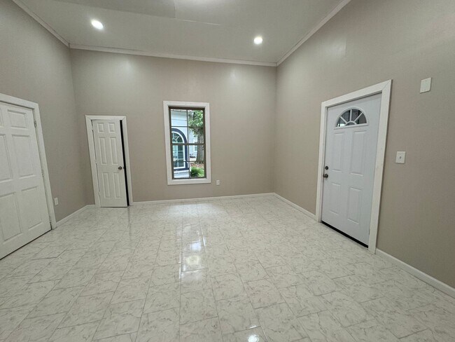 Foto del edificio - Must See Spacious 2 Bedroom 2.5 Bath Home ...