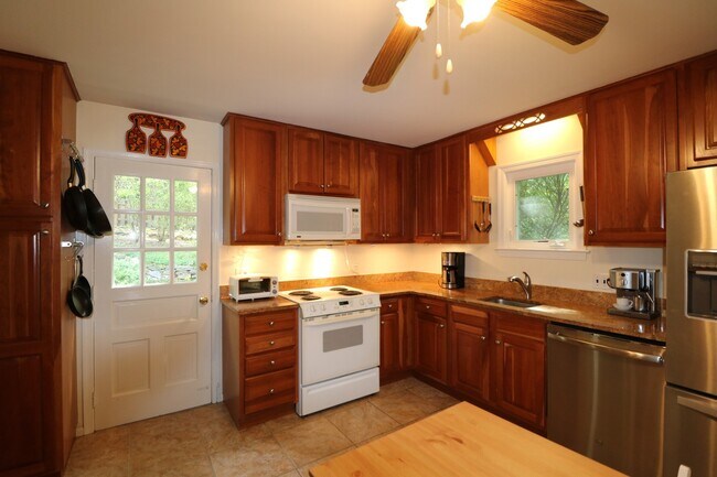 Foto del edificio - COMING SOON - 4Bed/2.5Bath Raised Rambler in Bannockburn near Glen Echo Park!