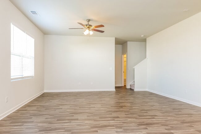 Foto del edificio - 621 Samuel Lee Ln