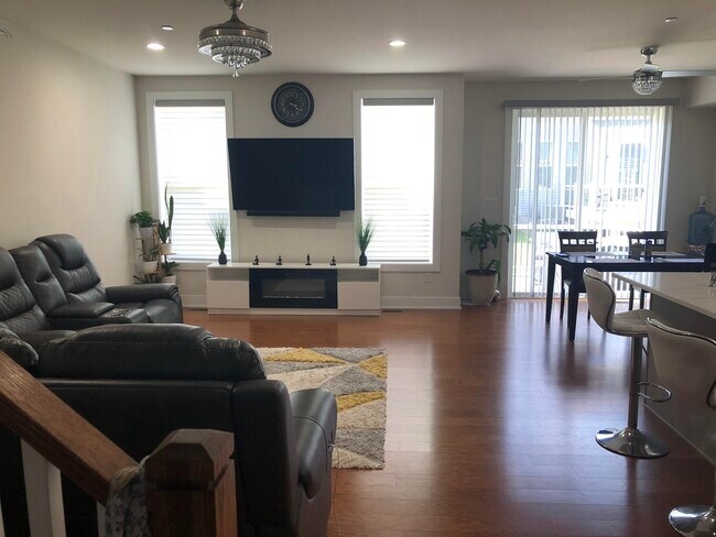 Foto del edificio - 145 Ginkgo Ln