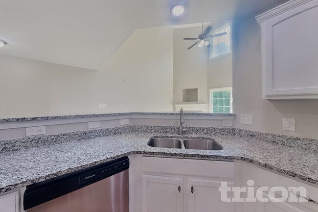 Building Photo - 910 Statler Dr