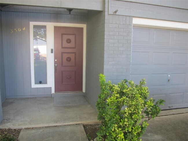 Building Photo - 3504 Roanoke Dr
