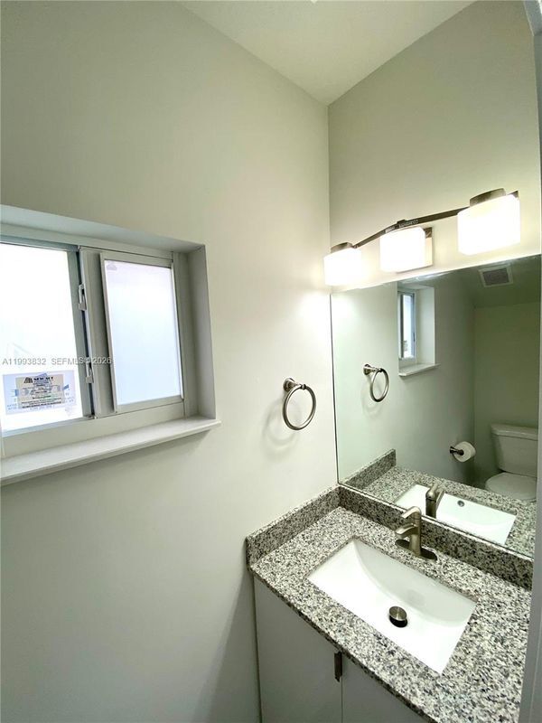 Foto del edificio - 5860 Lincoln St