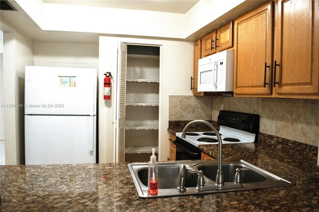 Foto del edificio - 7104 NW 16th St