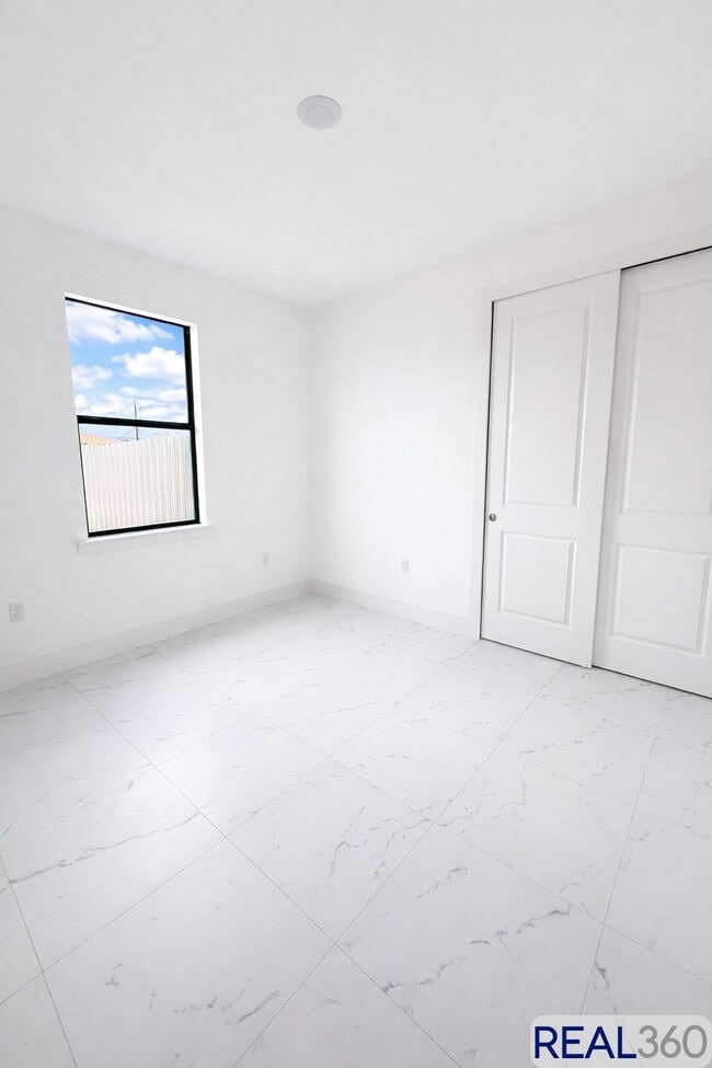 Foto del edificio - 2416-2418 Xelda Ave N