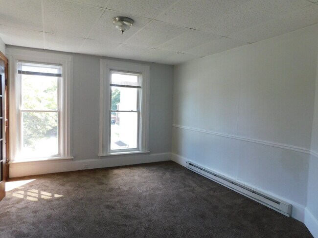 Foto del edificio - Upper Unit Apartment Move In Ready