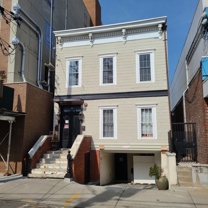 Top Floor Unit - 60 69th St