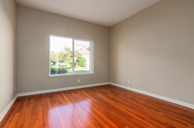 Foto del edificio - Desirable Gated Community With Breathtakin...