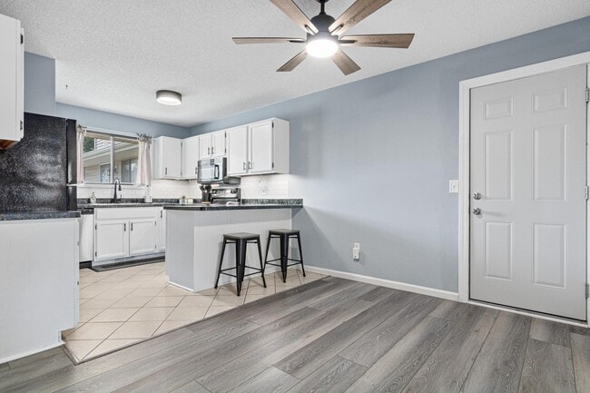 Building Photo - 7633 Wedgewood Ct