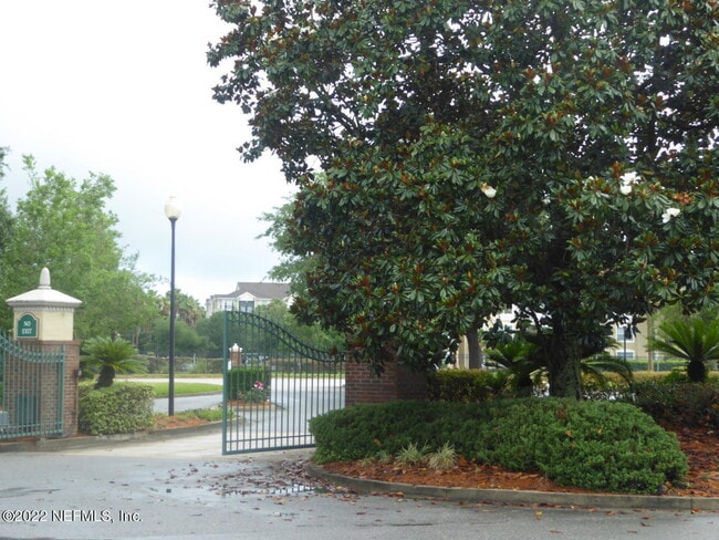 Building Photo - 7800 Point Meadows Dr