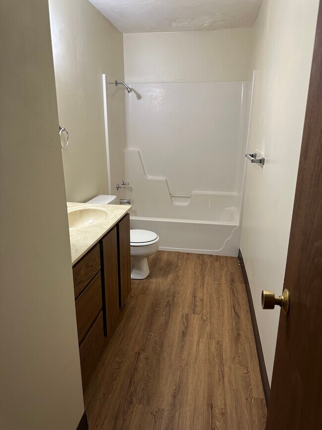 Foto del edificio - 100 Plains St