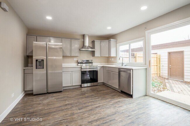 Building Photo - 5500 Carmel Dr