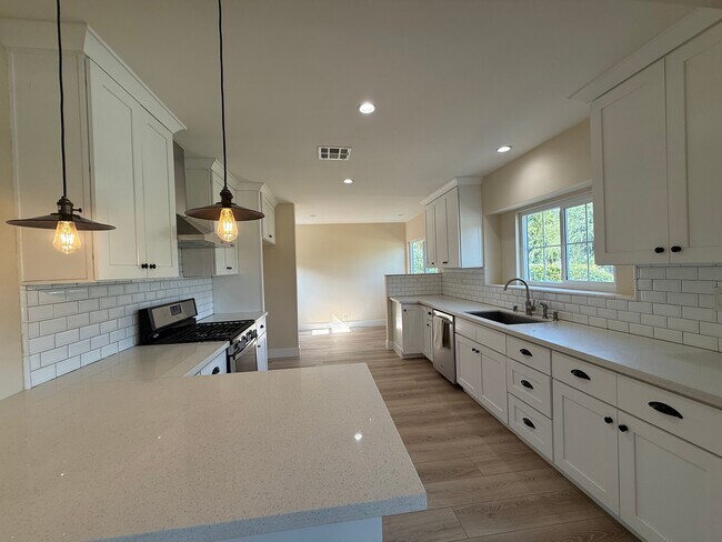 Building Photo - 1633 Kwis Ave