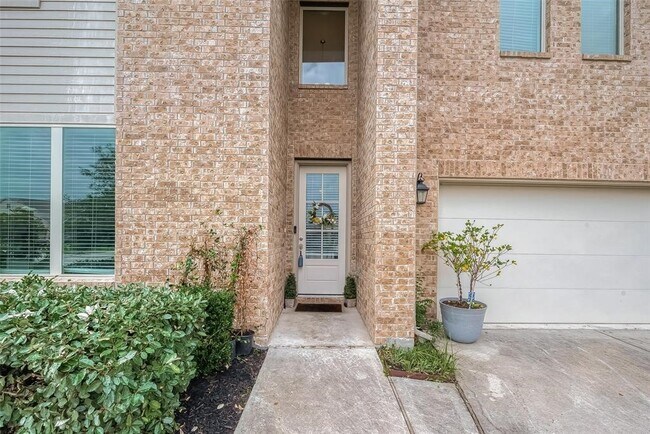 Building Photo - 21029 Crinet Square