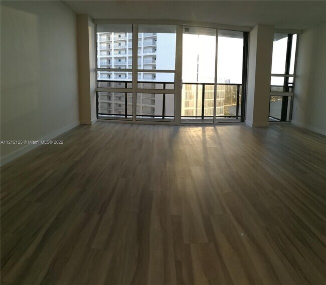 Foto del edificio - 600 NE 36th St