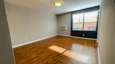 Building Photo - 7044 Hawthorn Ave