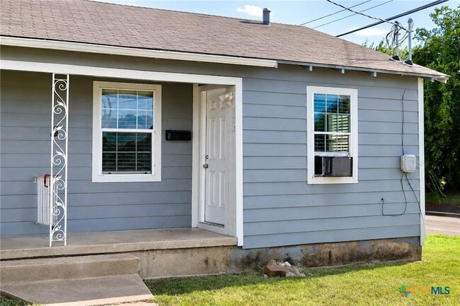 Building Photo - 122 W Avenue A