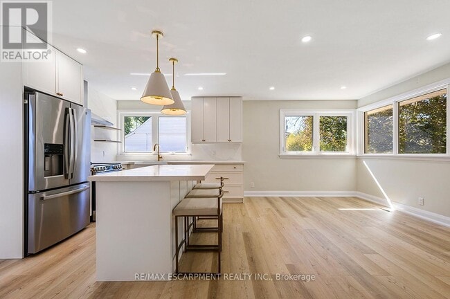 Photo du bâtiment - 207 Elmwood Crescent