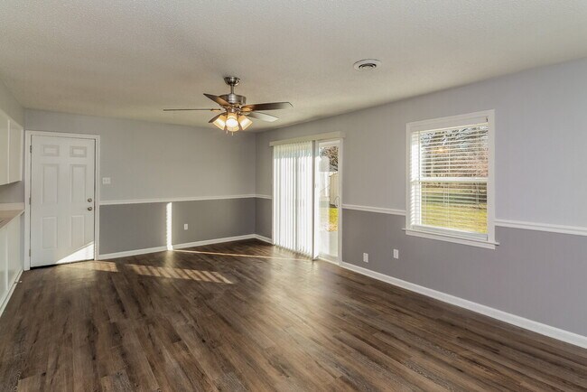 Foto del edificio - 5691 Briarwood Dr