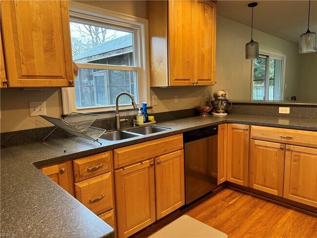 Building Photo - 3716 S Queensgrove Cir