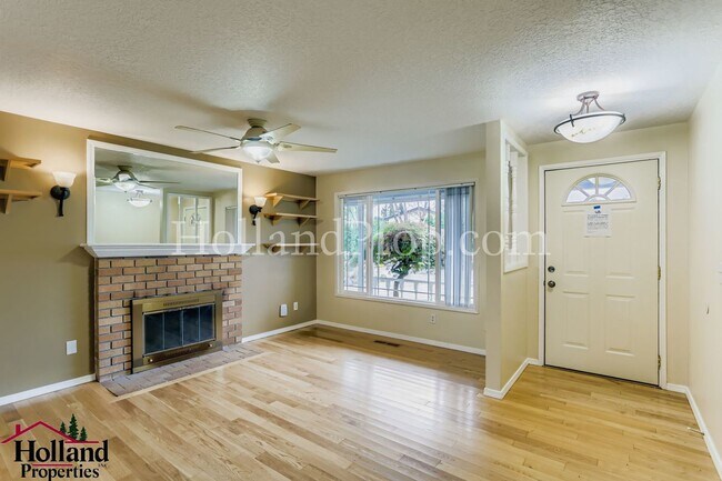 Foto del edificio - Gorgeous 3 Bedroom Home with fence yard Av...