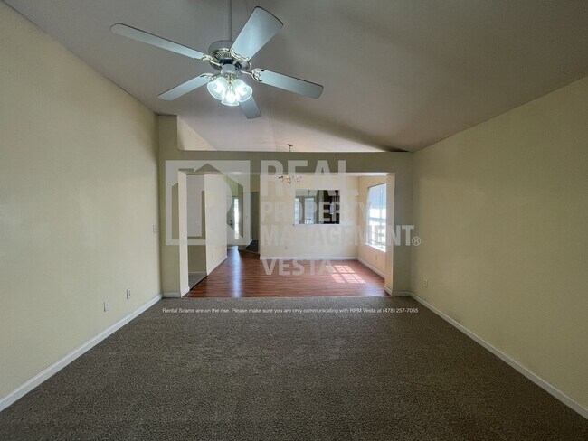Foto del edificio - 451 Crabapple Pl