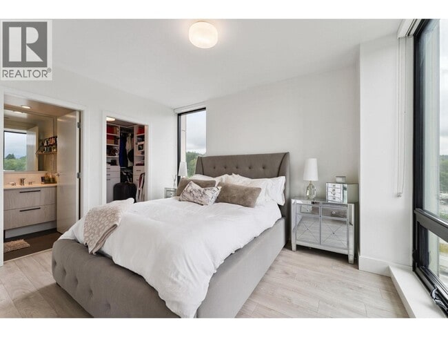 Building Photo - 680-680 Seylynn Cres