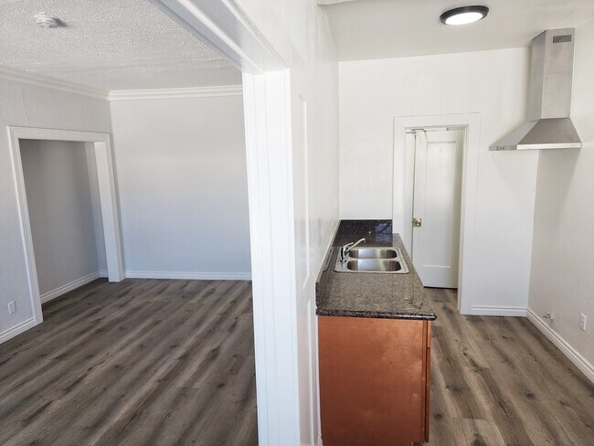 Building Photo - 114 S New Hampshire Ave