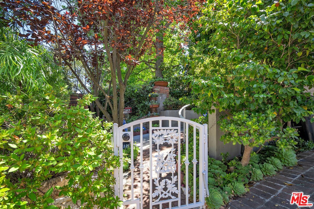 Foto principal - 921 Roscomare Rd