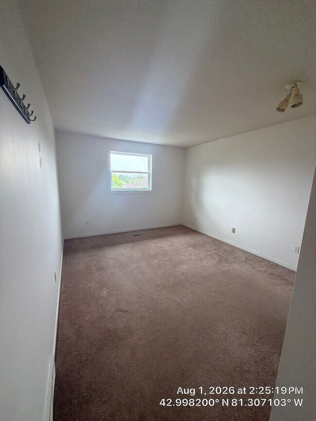Building Photo - For Rent – 3 Bedroom Townhome in North London