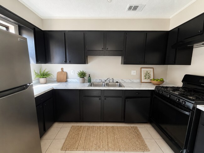 Building Photo - 2071 Lenoa Ln