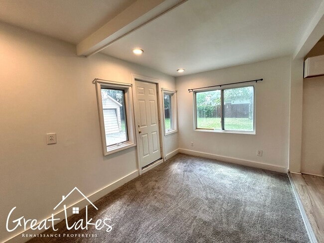 Foto del edificio - Charming 2 Bedroom 1 Bathroom now availabl...