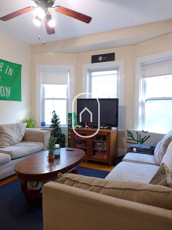 Building Photo - 71 Hillside St