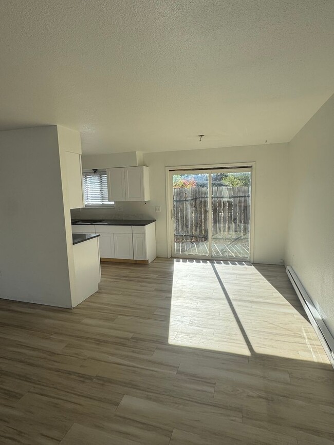 Foto del edificio - Fully Remodeled 3 Bedroom, 1 Bath duplex w...