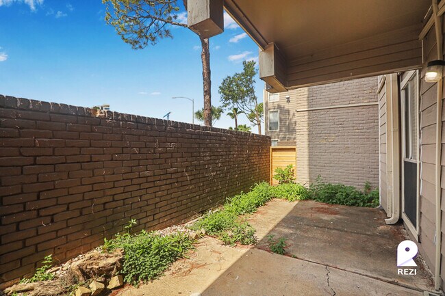 Building Photo - 4400 Memorial Dr