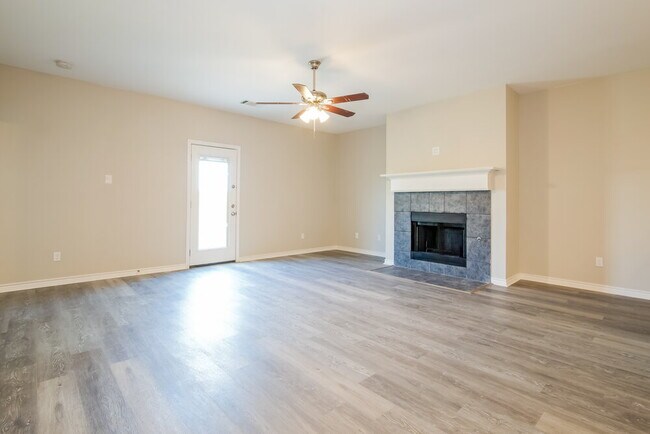 Foto del edificio - 1106 Longhorn Ln