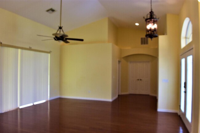 Foto del edificio - 5802 NW Fall Flower Ct