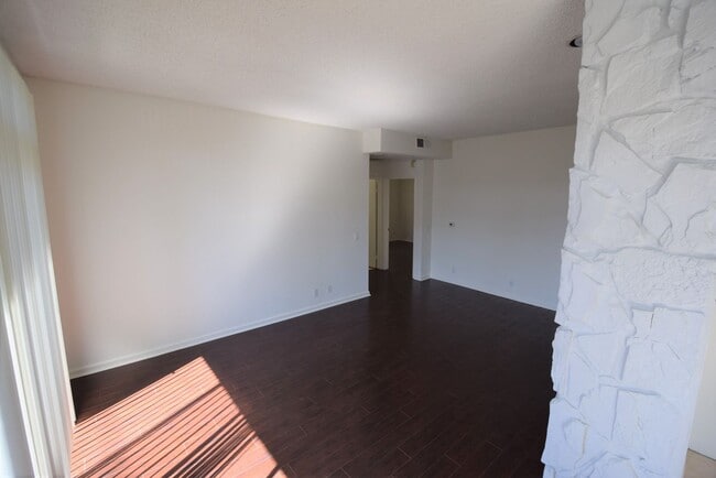 Building Photo - 11315 Moorpark St