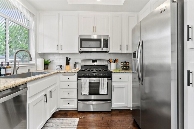Building Photo - 30902 Club House Dr