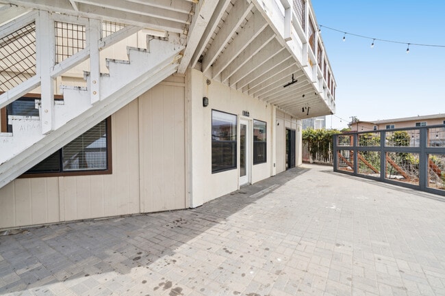 Building Photo - 6761 Del Playa Dr
