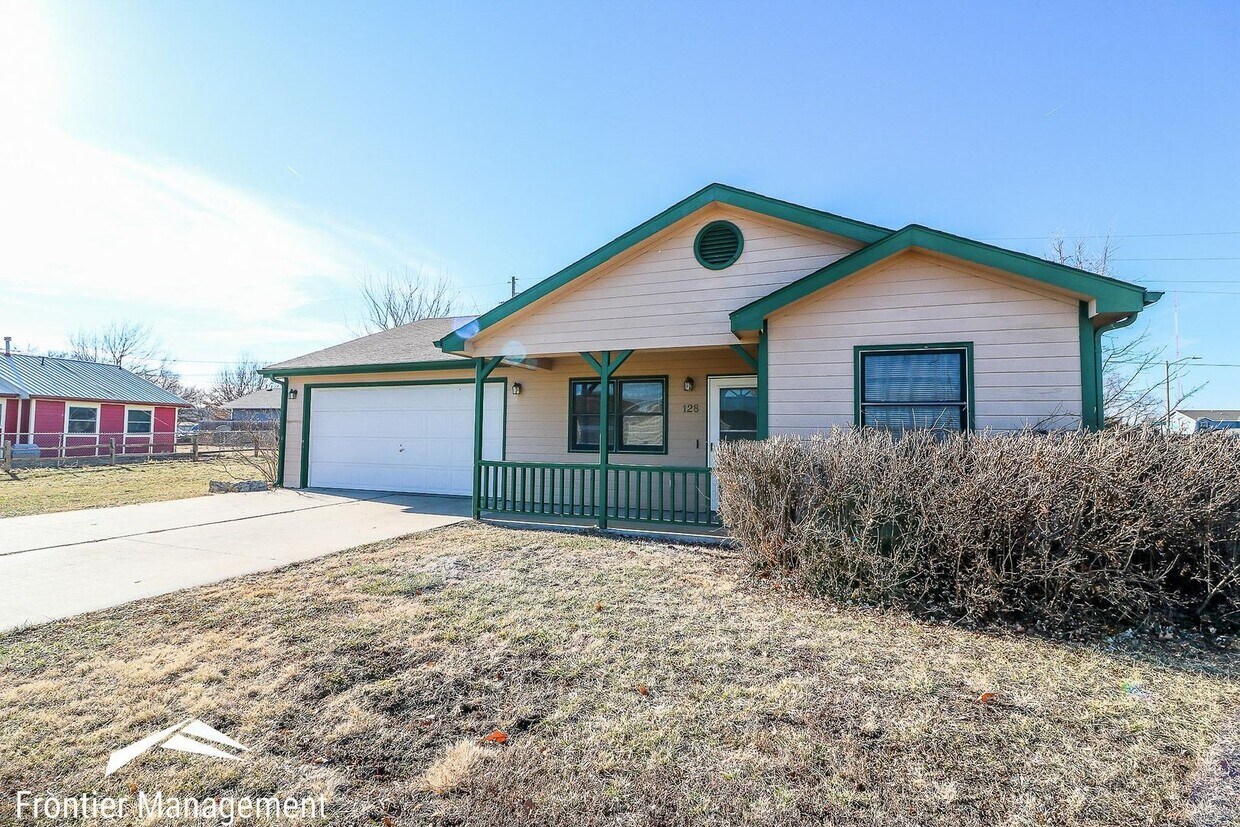3 br, 2 bath House 128 Knoxberry Dr. House Rental in Manhattan, KS