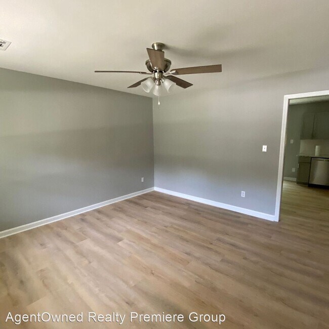 Foto del edificio - 3 br, 1.5 bath House - 303 Sprucewood St