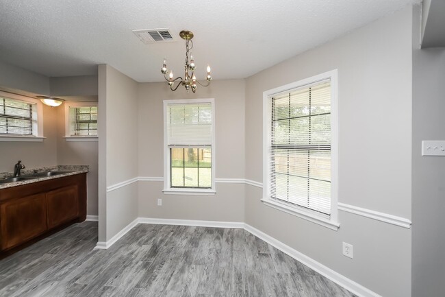 Foto del edificio - 6580 Silver Oak Cove