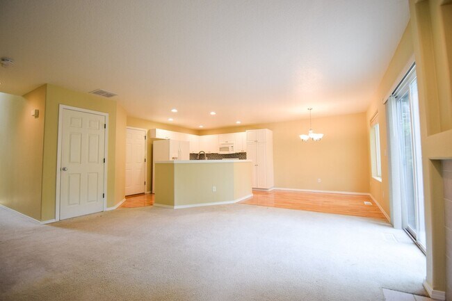 Foto del edificio - NEW LOWERED RENT!  Wow! Beautiful 4 Bedroo...