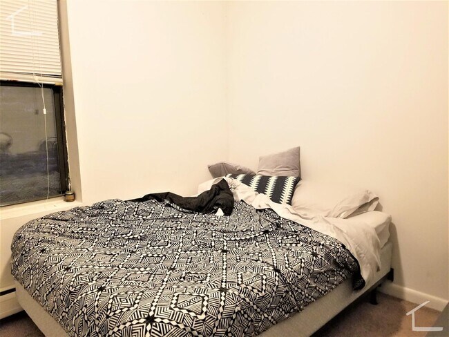 Building Photo - 9/1/26 No Fee! Renovated 4BR near Northeastern, heat/hot water inc!